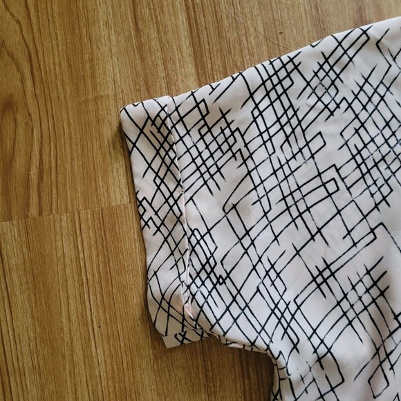 Line Pattern Shirt Womens Size Medium Pink Dusty Rose Background With Black Line - Picture 4 of 10